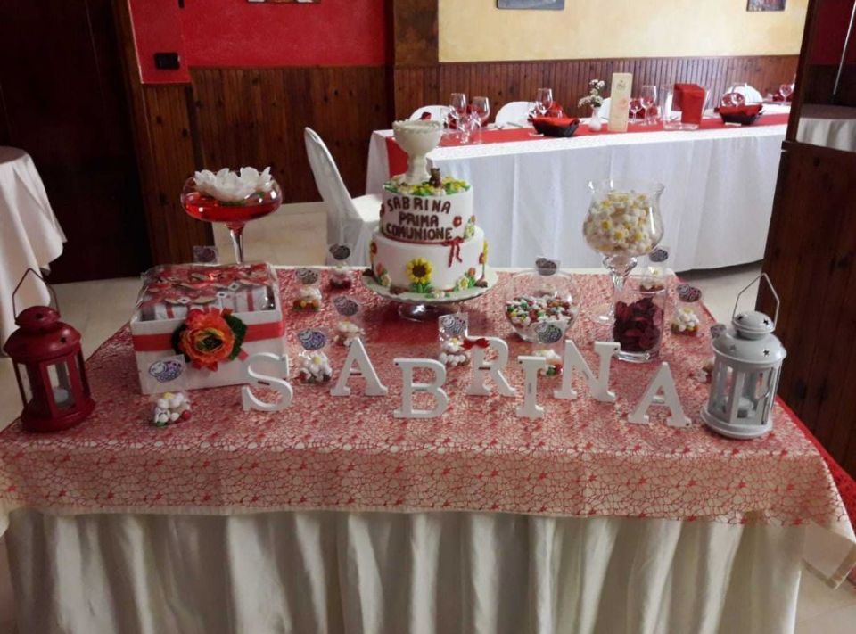 Tavolo con torta per comunione