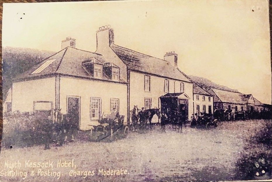 Old photo of the original hotel construction with horses, carriages and early motorcars in front