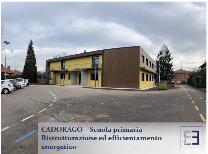 Edificio scolastico elementare a Cadorago con facciata gialla e marrone, ripreso da un parcheggio sotto un cielo nuvoloso.