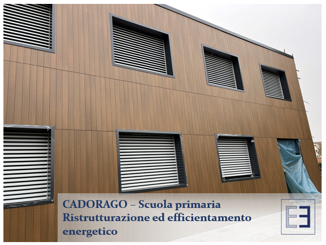 Facciata dell'edificio scolastico rivestita in legno con finestre a persiana e un cartello edile italiano.