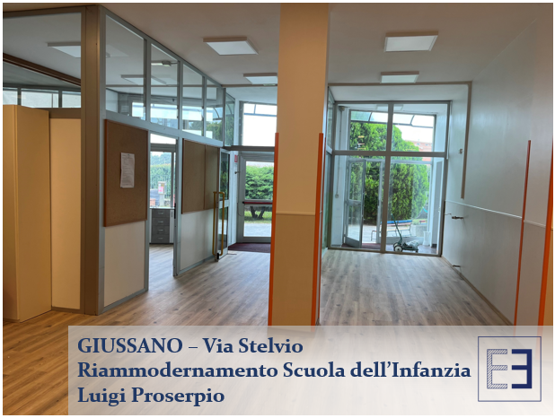 Interni scolastici ristrutturati con pareti divisorie in vetro, pavimenti in legno e vista su un cortile esterno.