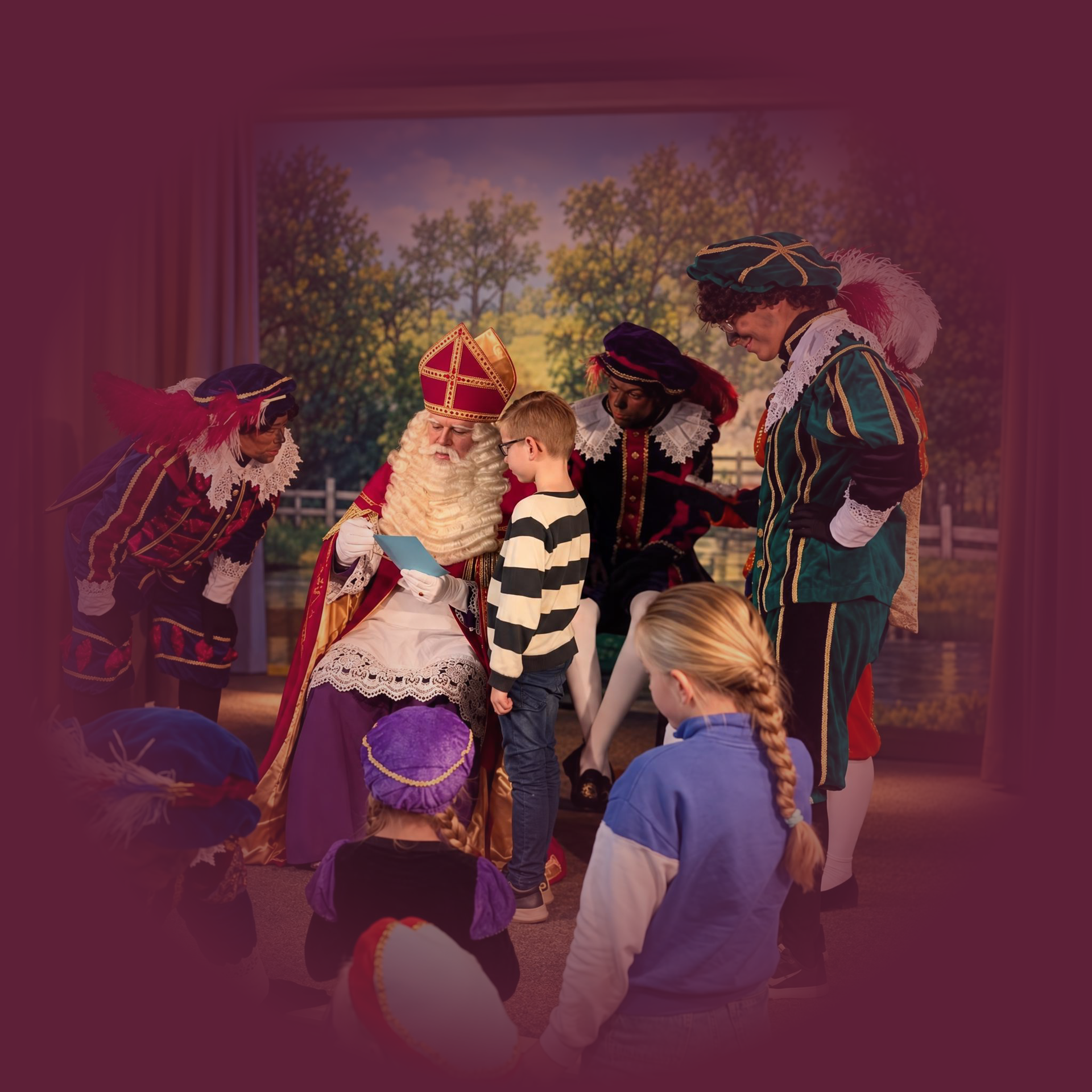 Kinderen verzamelden zich rond een artiest in kostuum tijdens een feestelijk evenement binnenshuis.