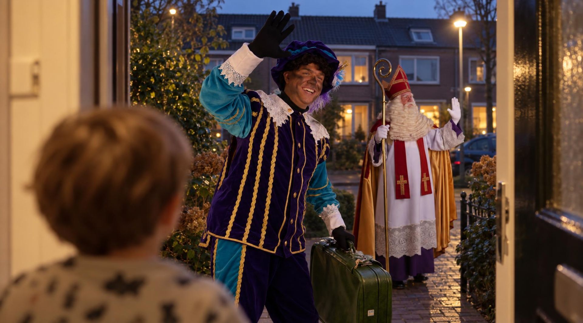 Verklede personages begroeten een kind bij de voordeur op een feestelijke avond.