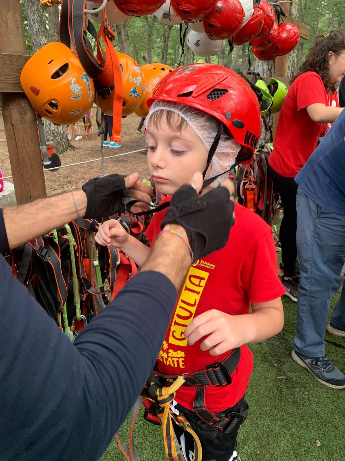 bambino in sicurezza per il percorso