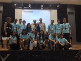 Um grupo de pessoas posa para uma foto em um palco.