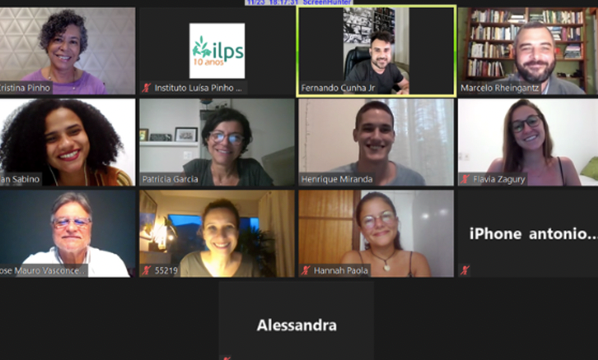 Um grupo de pessoas está em uma videochamada com o nome Alessandra na parte inferior
