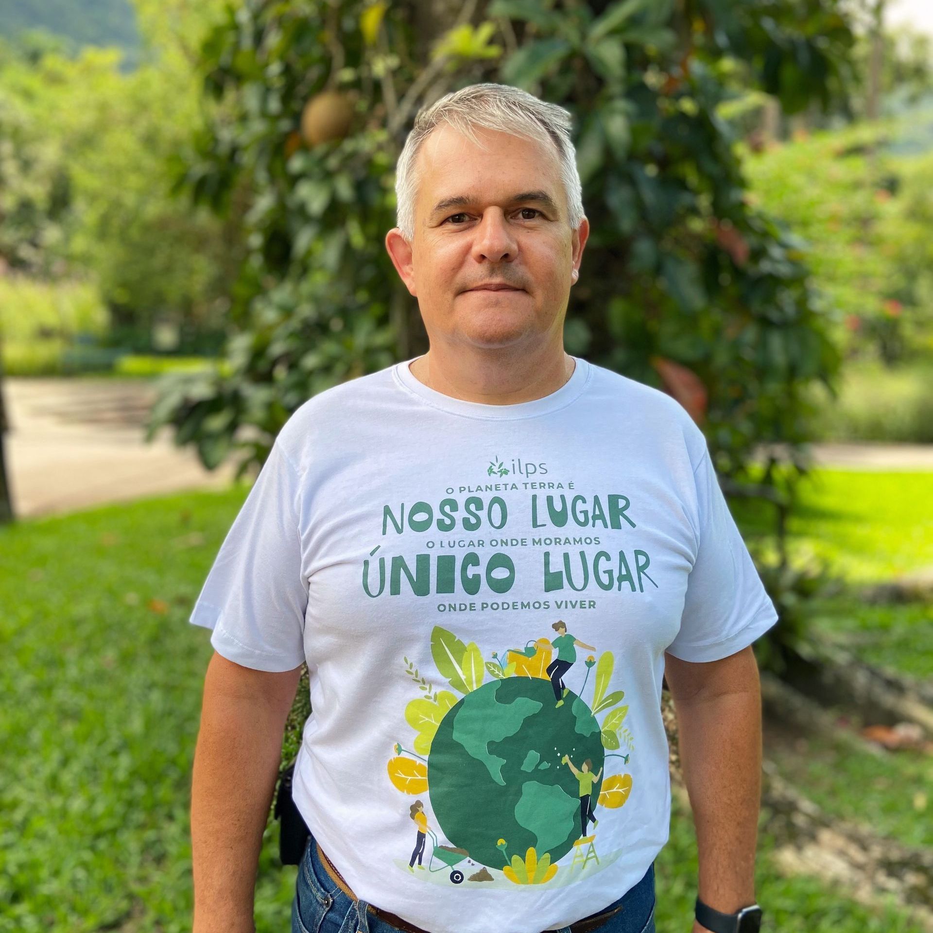Um homem está vestindo uma camiseta que diz nosso lugar único lugar.