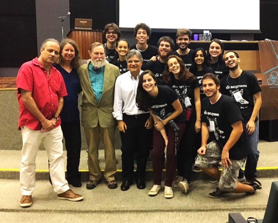 Um grupo de pessoas posando para uma foto em uma sala