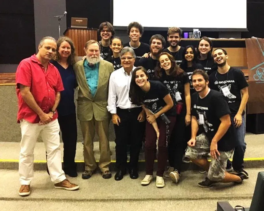 Um grupo de pessoas posando para uma foto em uma sala