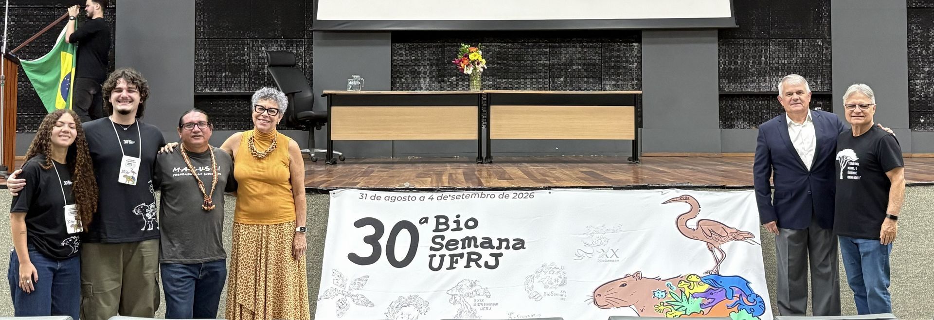 Um homem está em um pódio fazendo uma apresentação.