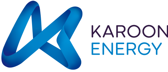 Logotipo da Karoon Energy com marca abstrata azul e texto em cinza escuro e azul.
