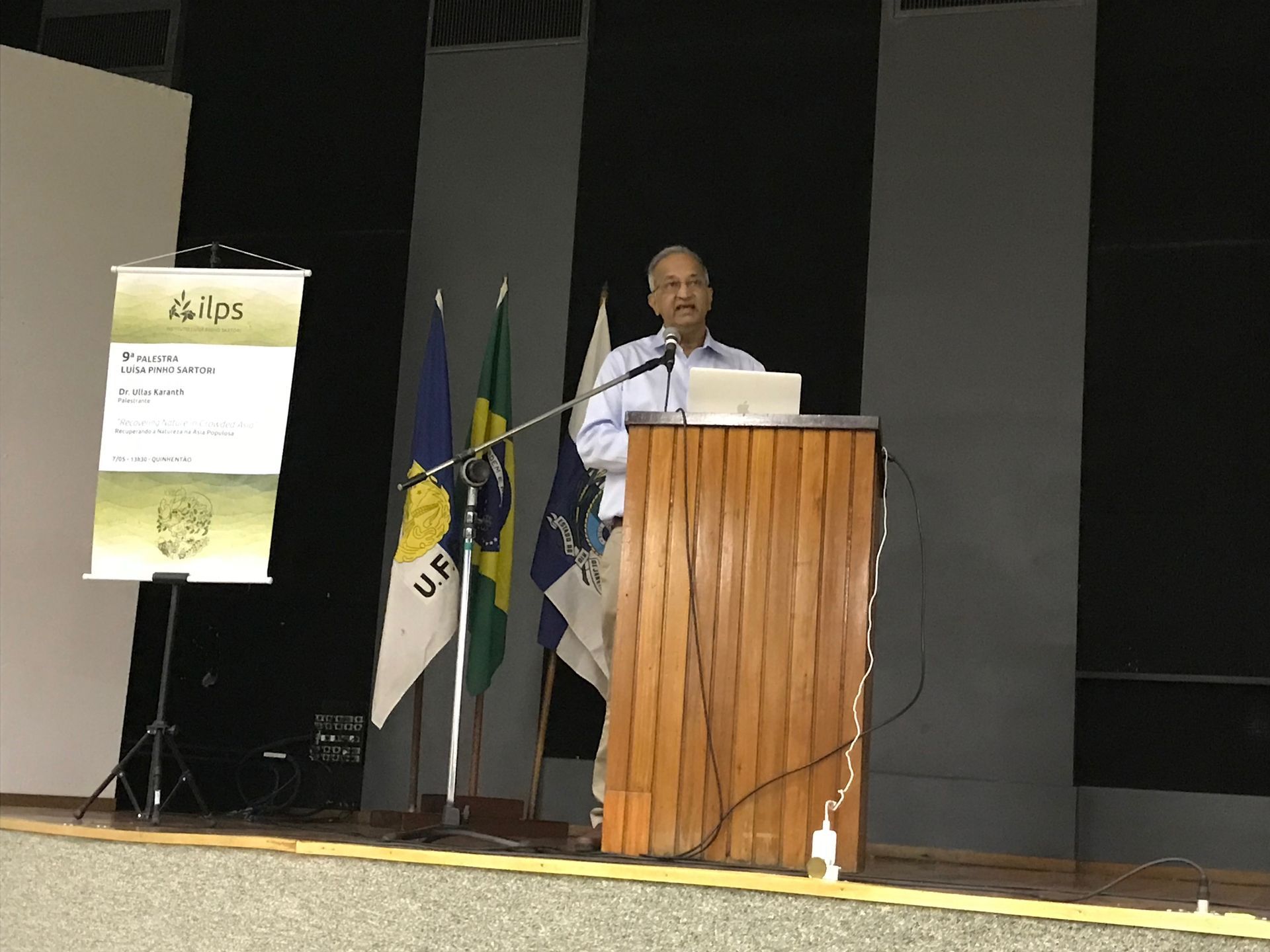 Um homem está em um pódio fazendo uma apresentação.