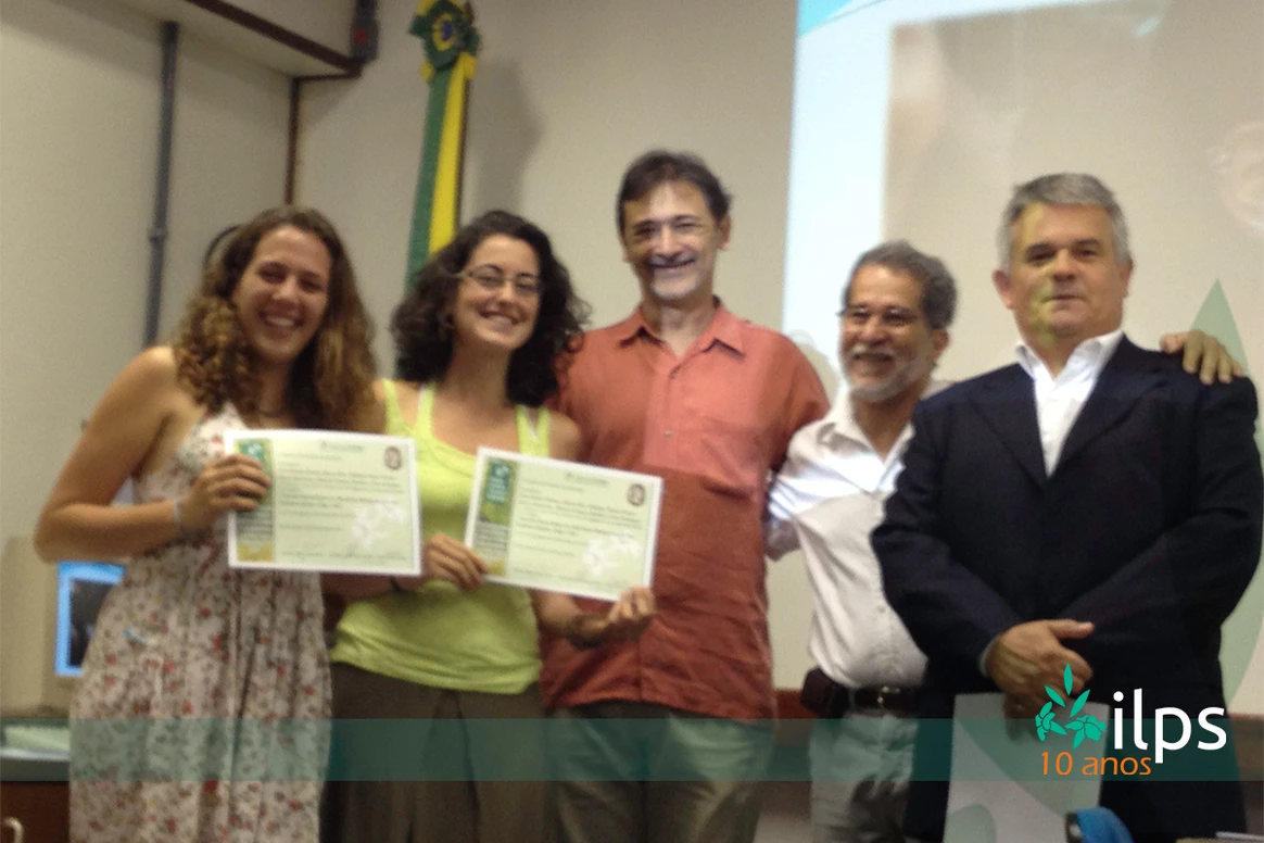 Um grupo de pessoas posando para uma foto com a palavra ilps no canto