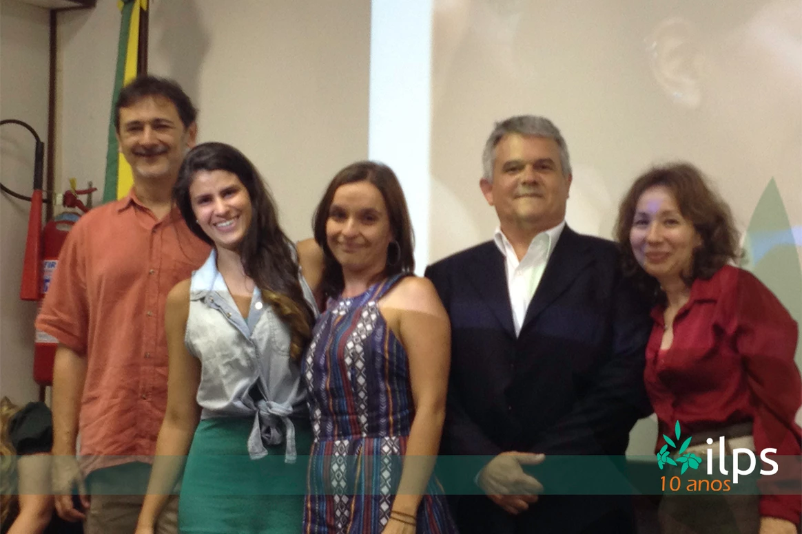 Um grupo de pessoas posando para uma foto com a palavra ilps no canto
