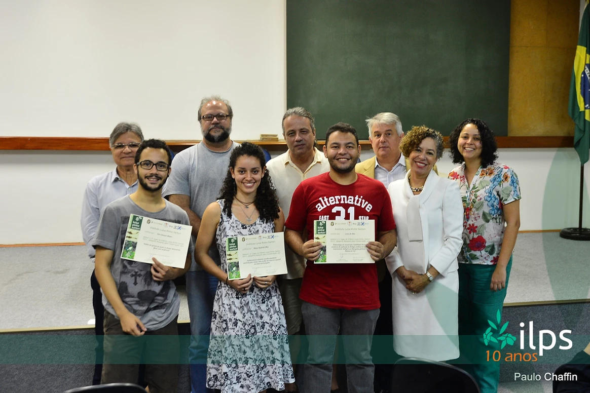 Um grupo de pessoas está posando para uma foto e uma delas está vestindo uma camisa com o número 21