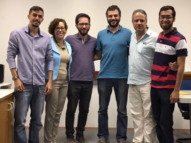 Um grupo de pessoas está posando para uma foto juntos