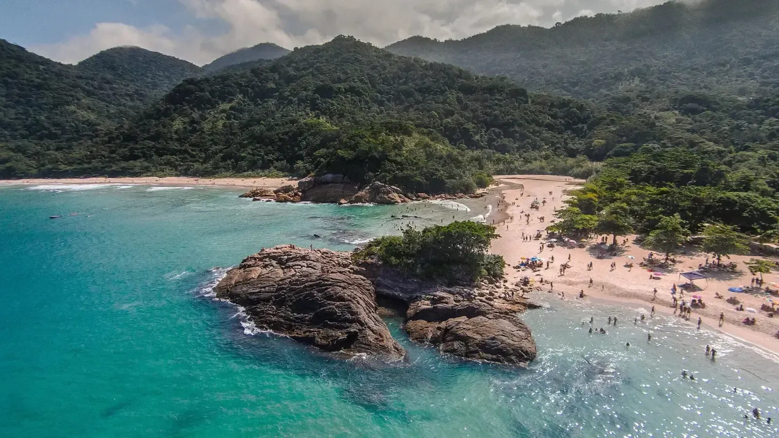 Vista aérea da Baía da Ilha Grande com mar azul, costeira rochosa e Mata Atlântica