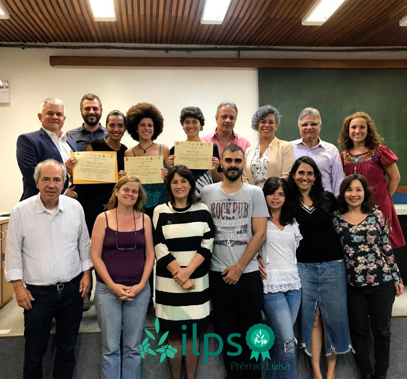 Um grupo de pessoas posando para uma foto com a palavra ilos no canto