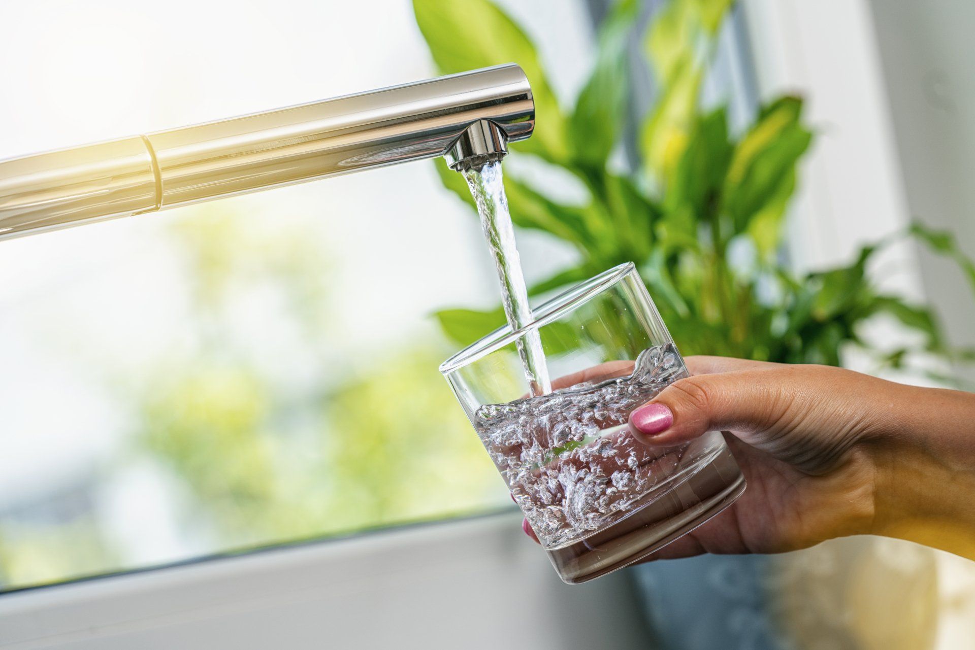 woman hand holds a glass