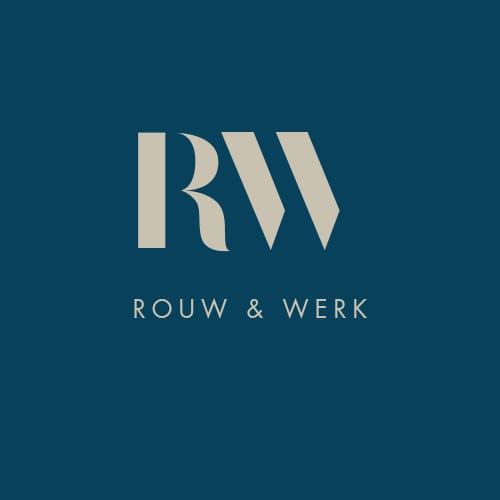Logo Rouw & Werk. Donkerblauw met beige letters