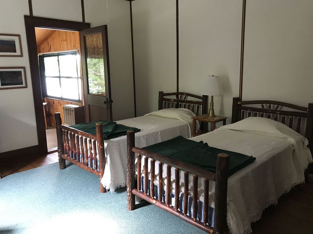 a bedroom with two twin beds and a lamp .