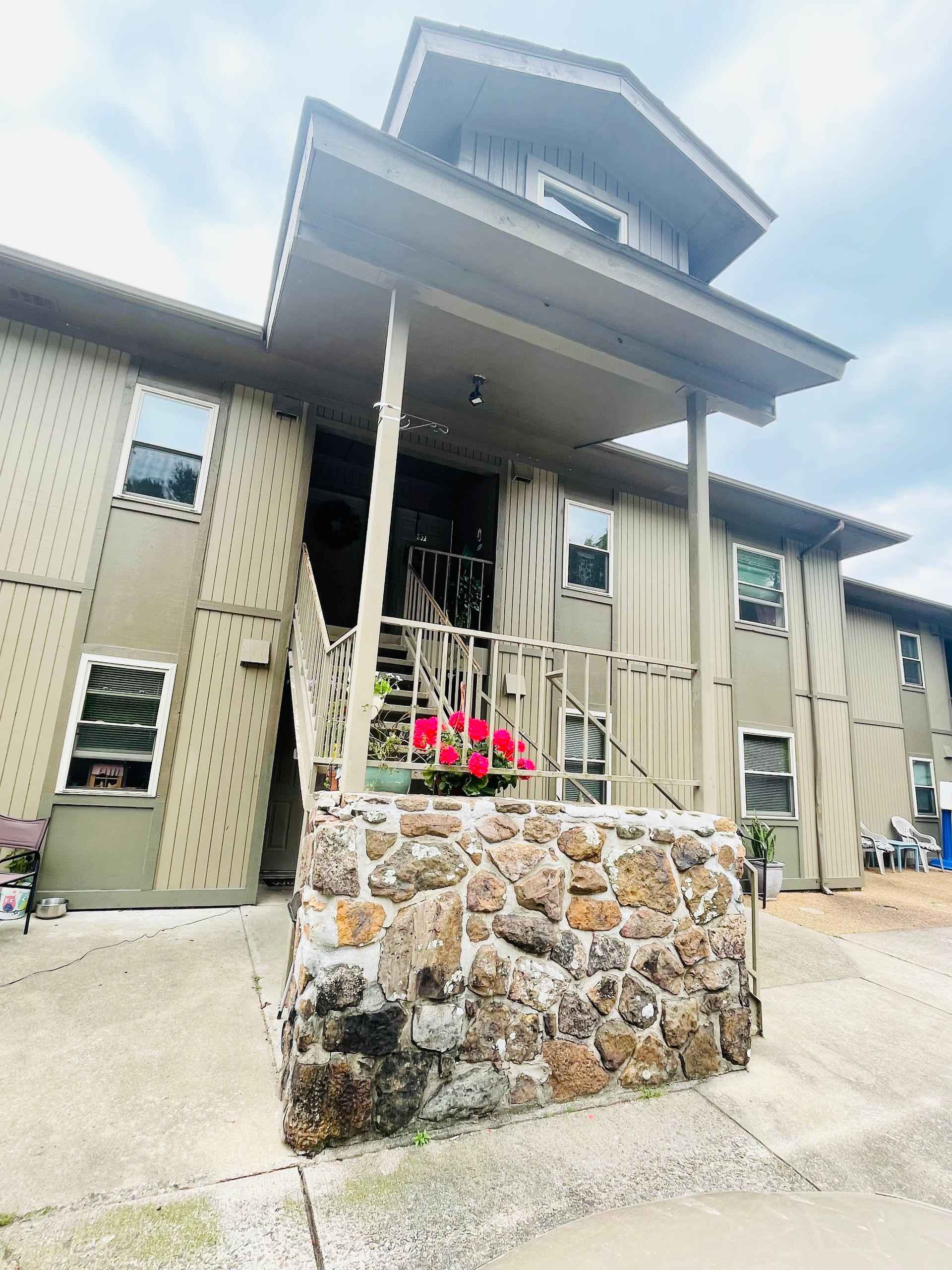 West-Hill Apartments Exterior Photo