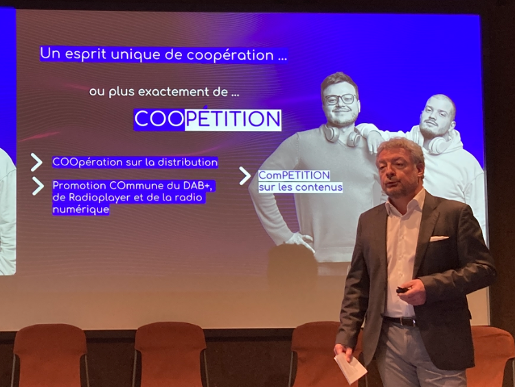 Une ésprit unique de coopétition. Coopération sur la distribution, promotion commune du DAB+, de Radioplayer et la radio numérique. Et compétition sur les contenus.