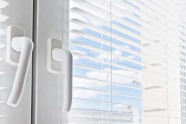 VIDRIOS Y ALUMINIOS CIRCUITO Aluminio y vidrio