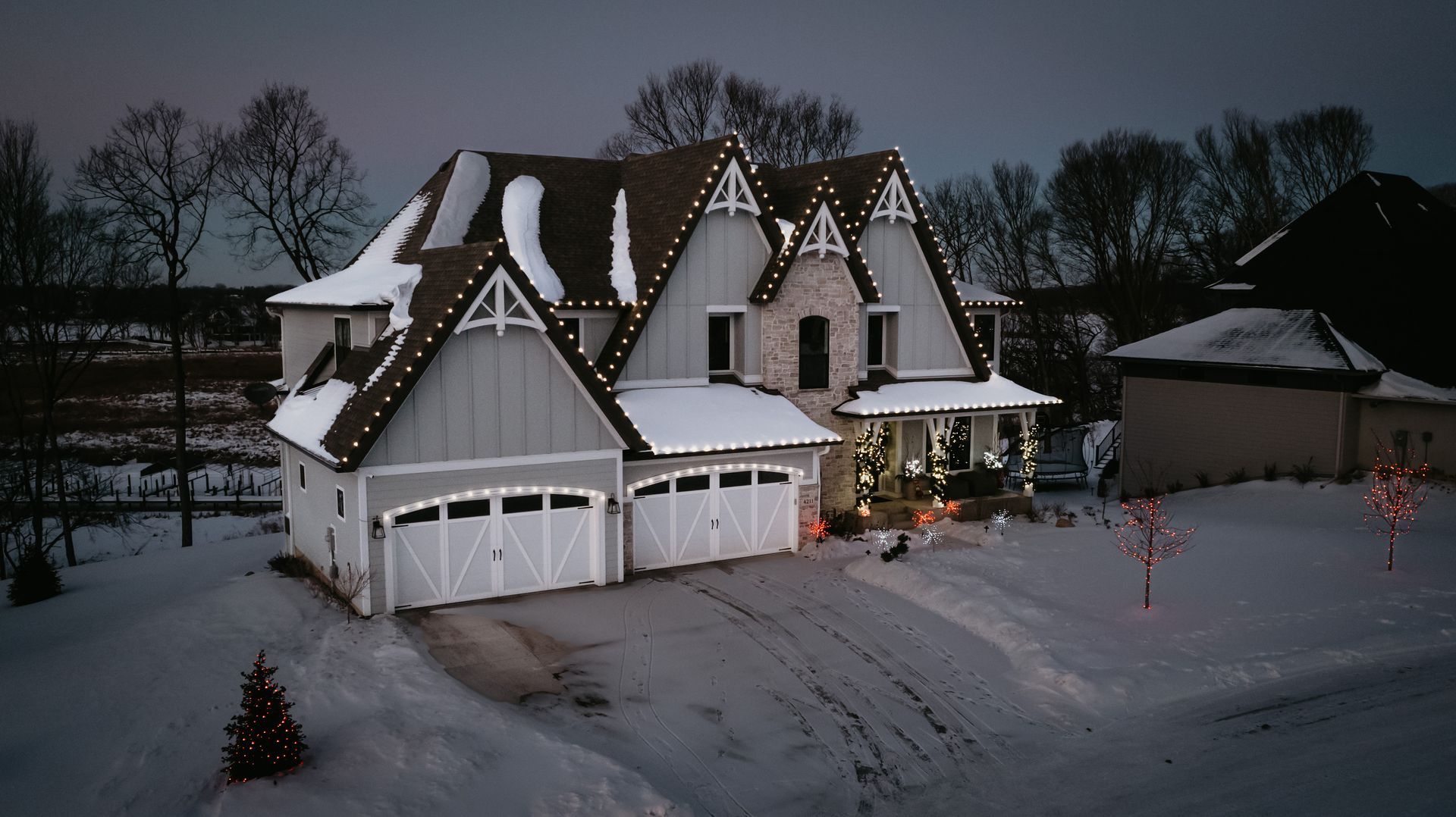 a large house with christmas lights on the roof