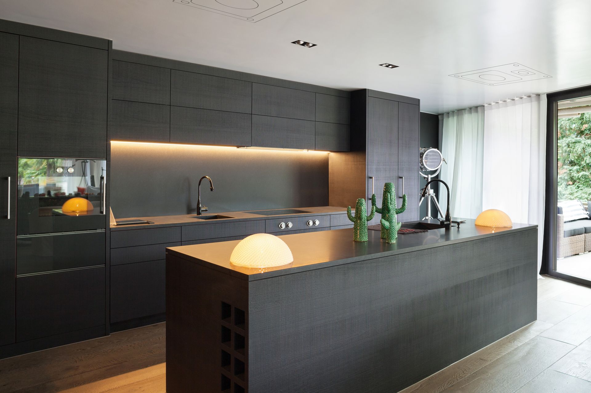 Un grand immeuble d'appartements avec beaucoup de fenêtres et de balcons