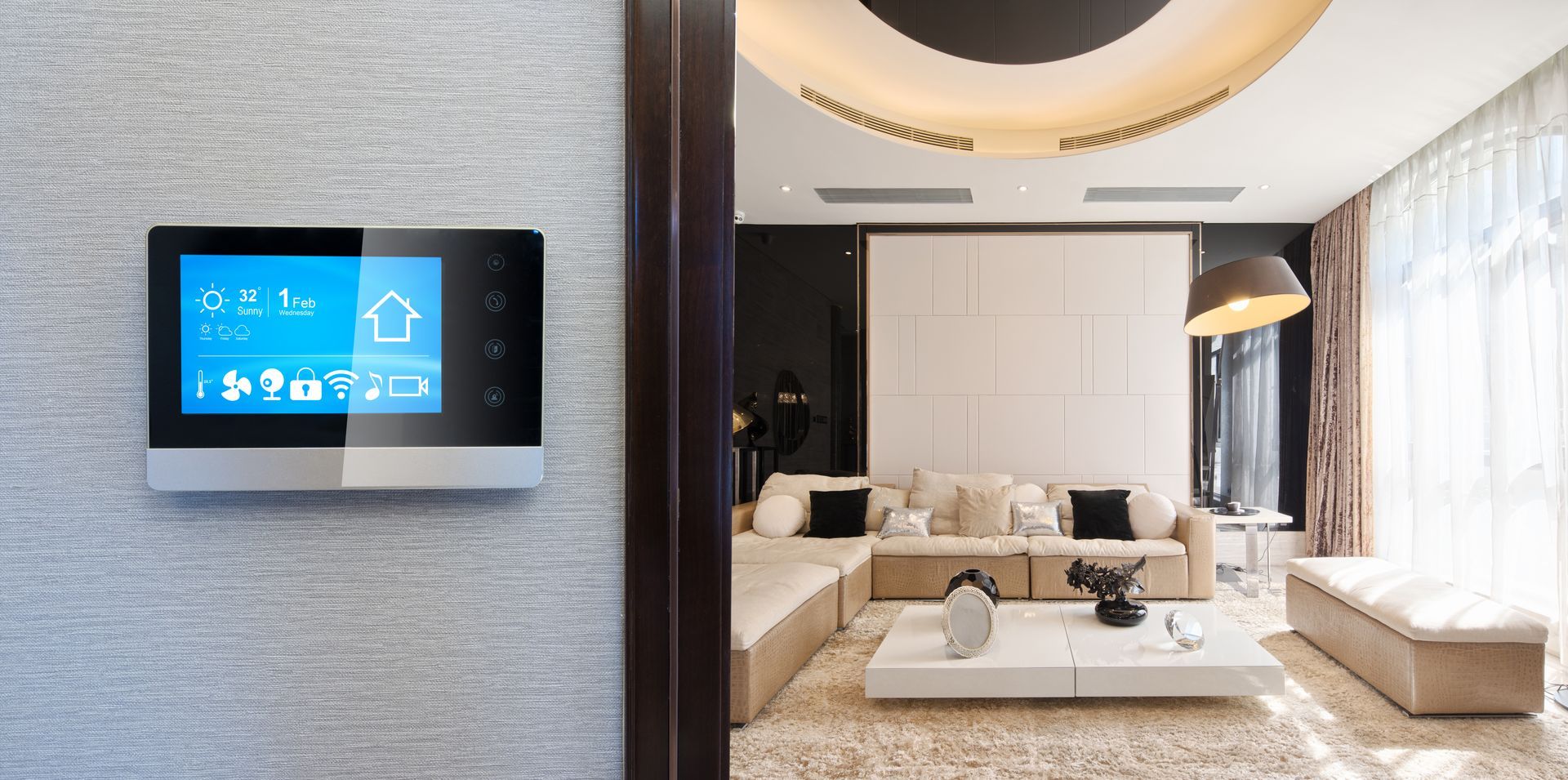 Un grand immeuble d'appartements avec beaucoup de fenêtres et de balcons