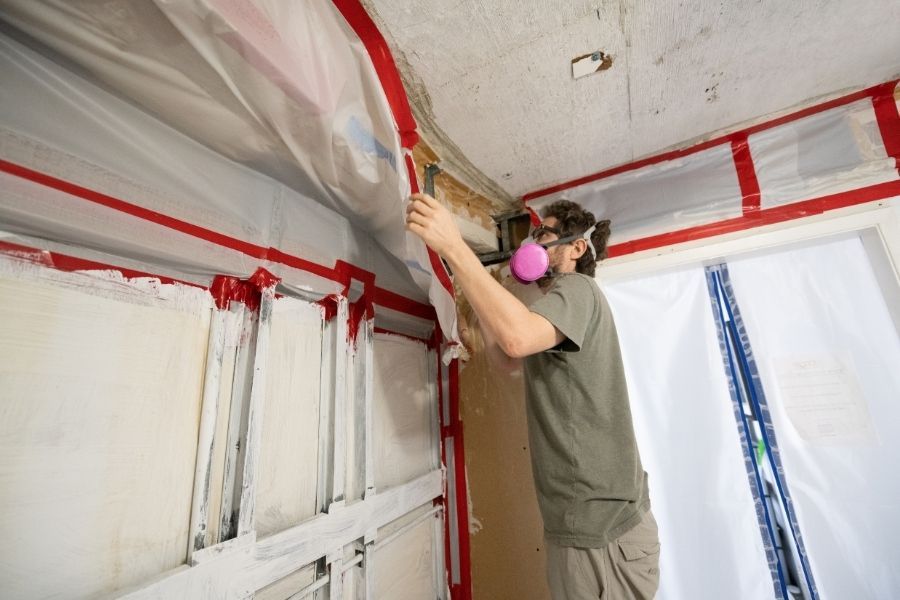 Professional mold containment setup
