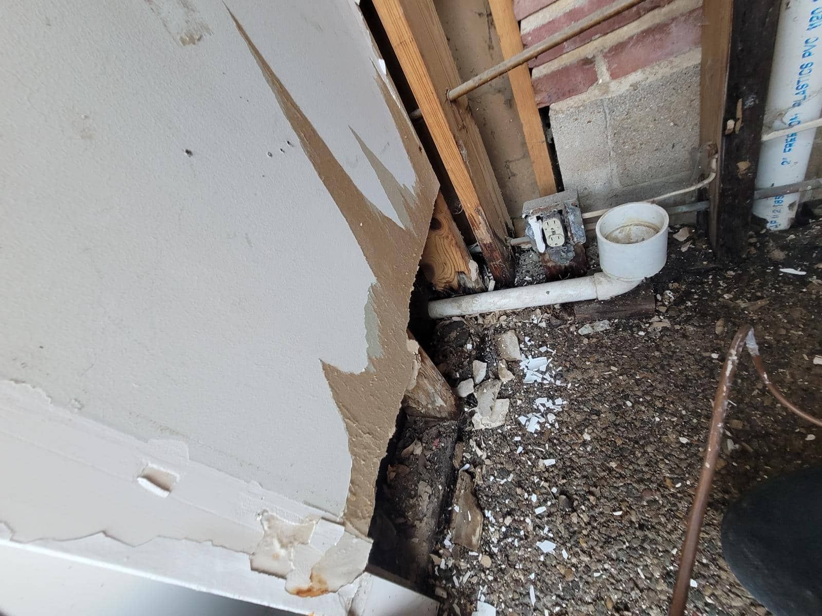 pipe burst water damage in Republic MO