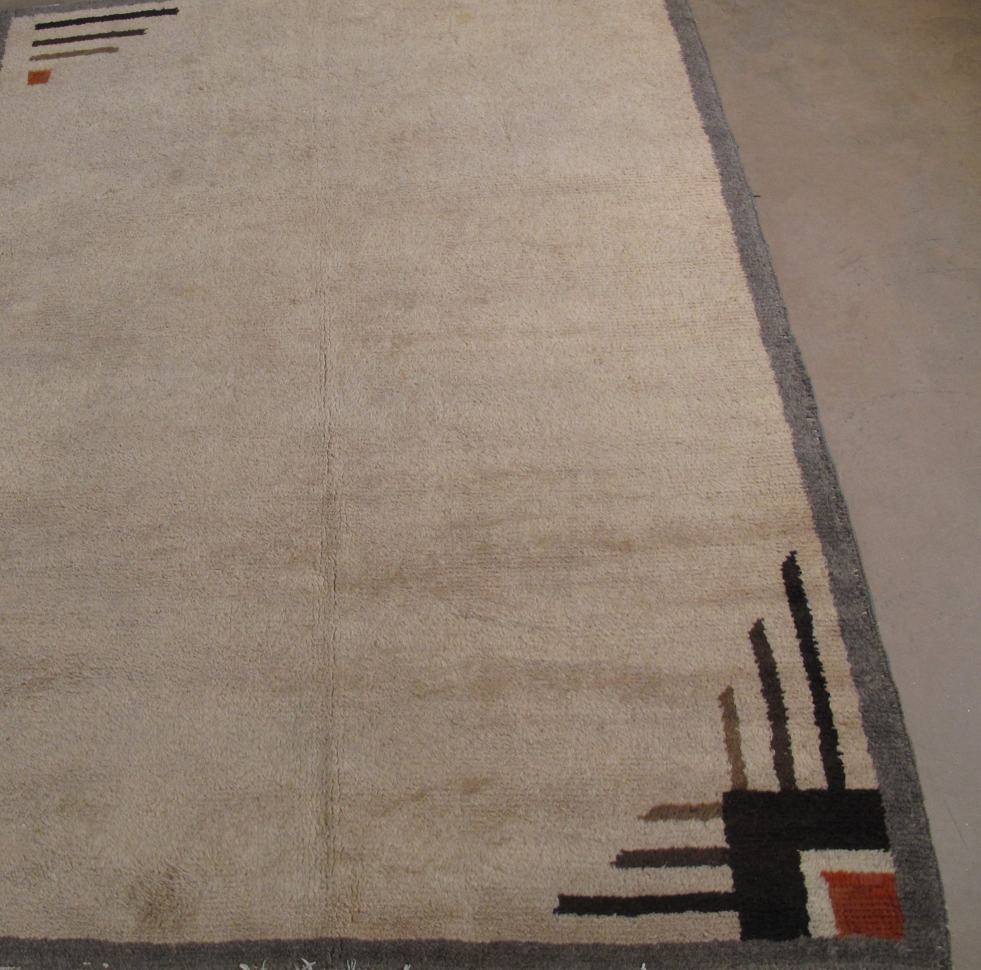 A rug with a geometric pattern on it