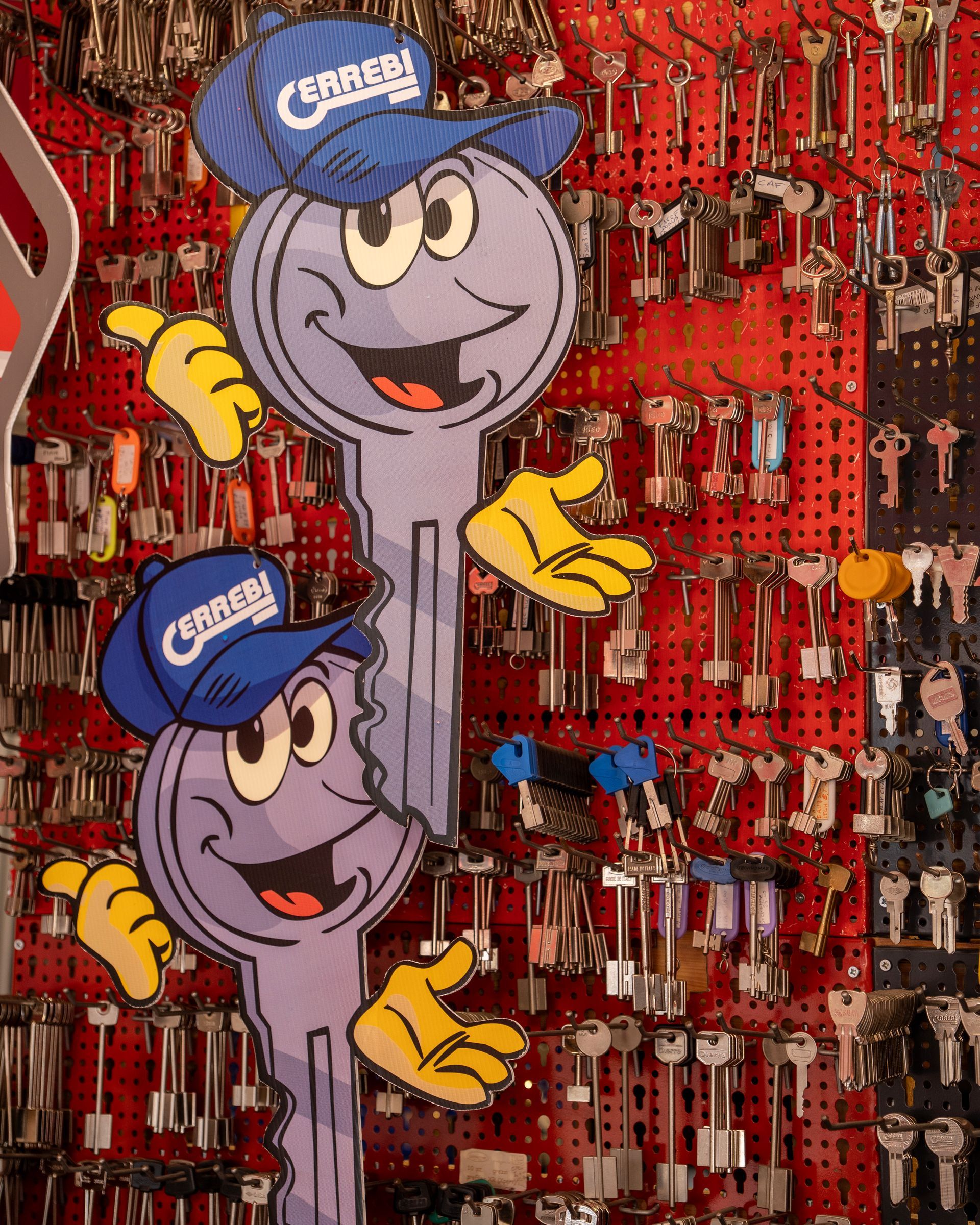 Due mascotte di idraulici in stile cartone animato, con berretti blu e guanti gialli.
