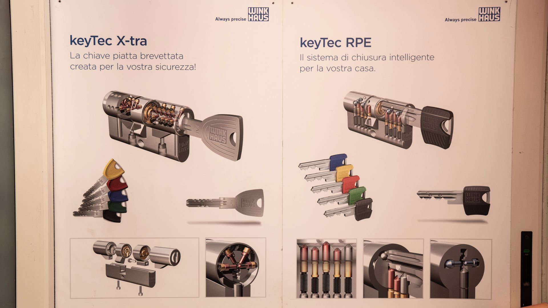 Espositore promozionale che mostra i cilindri di chiusura KeyTec X-ba e KeyTec RPE con chiavi e componenti metallici
