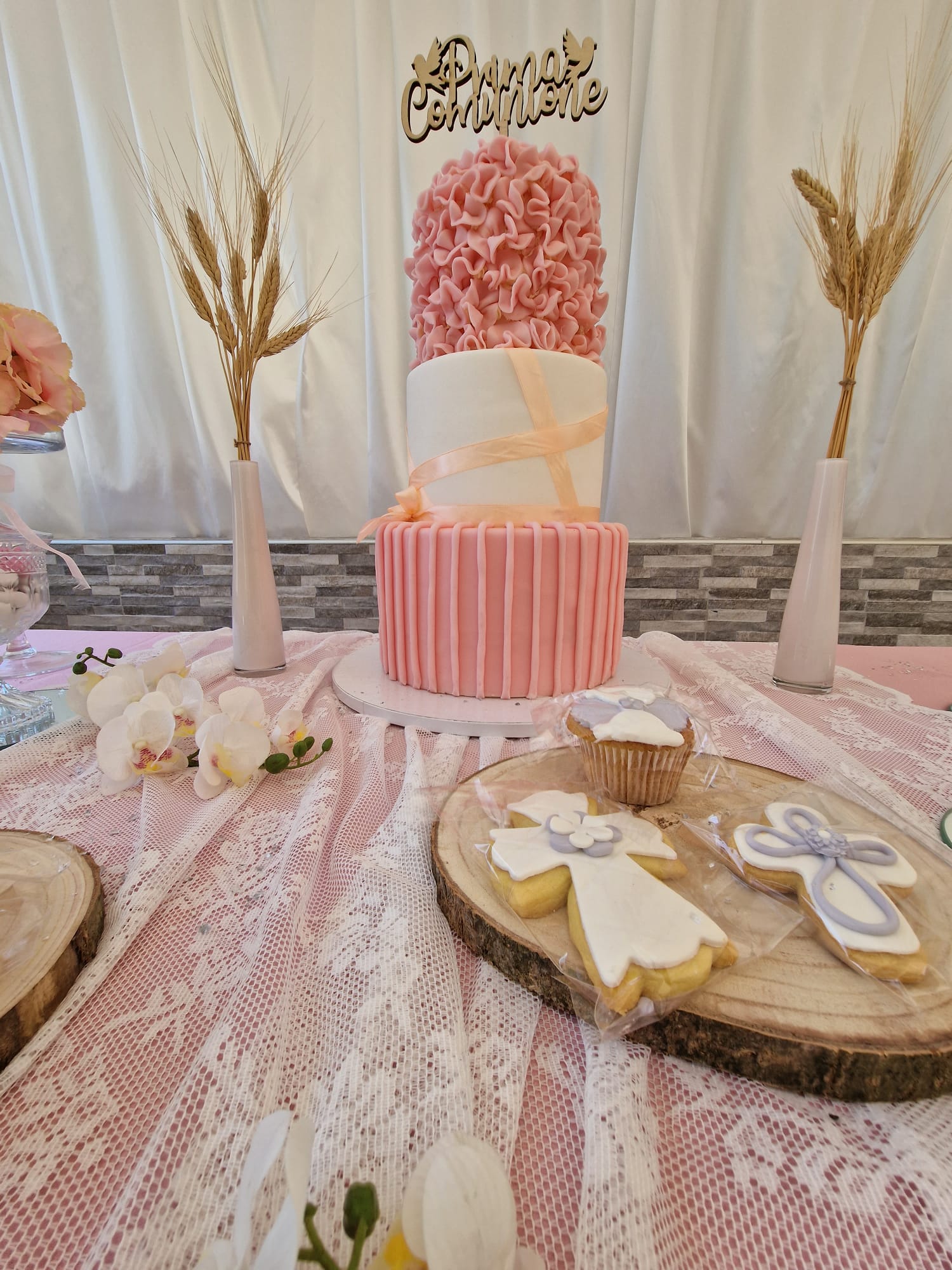 Una torta rosa e bianca è appoggiata su un tavolo.