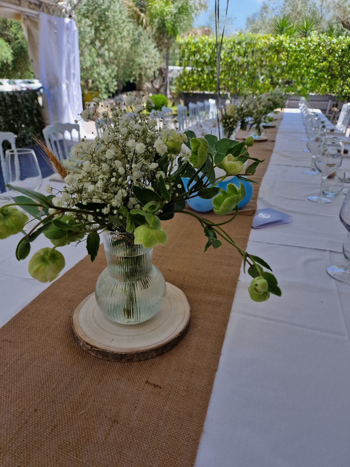 lungo tavolo con sopra un vaso di fiori