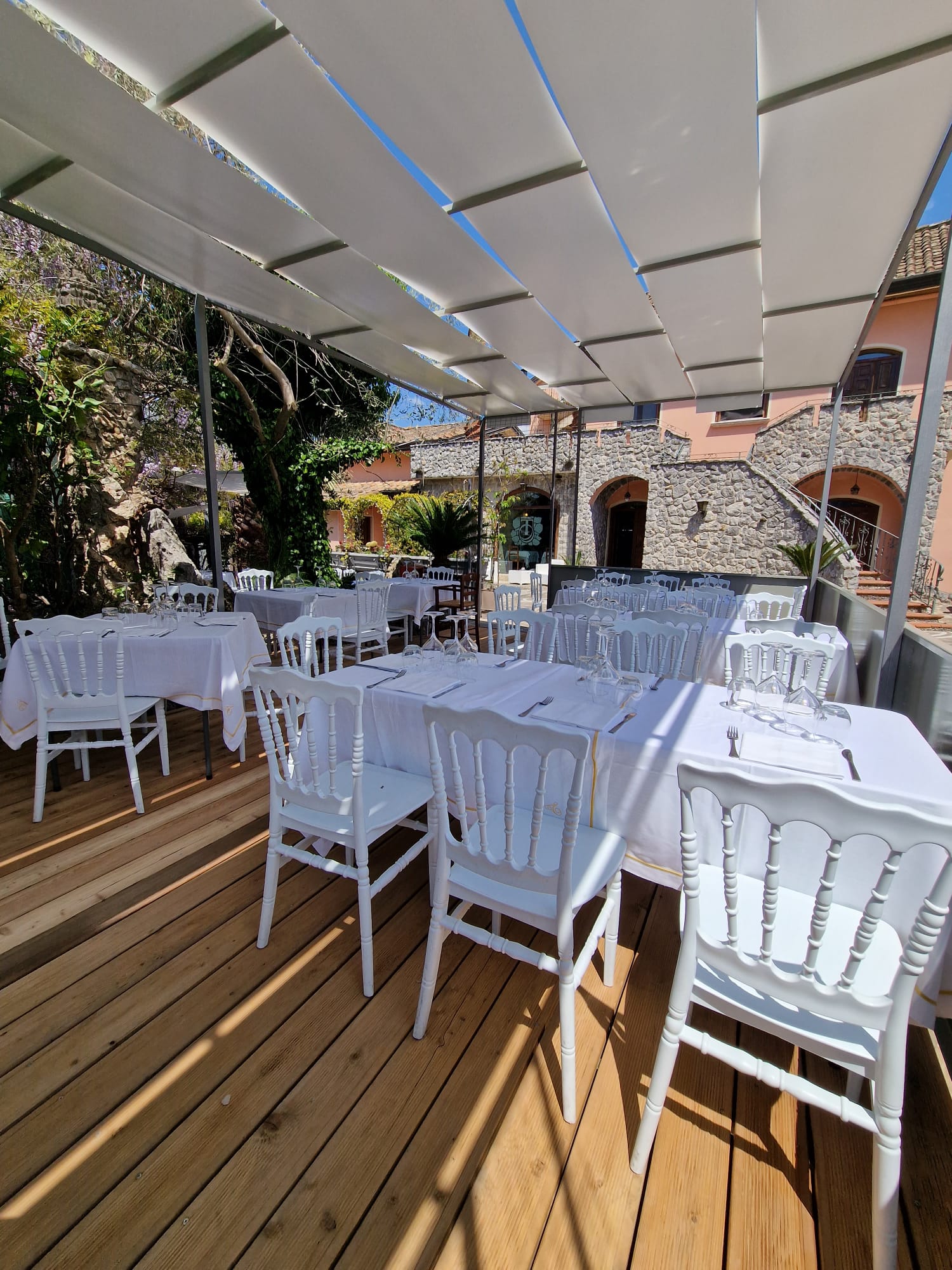 ristorante con tavoli e sedie su una terrazza rialzata
