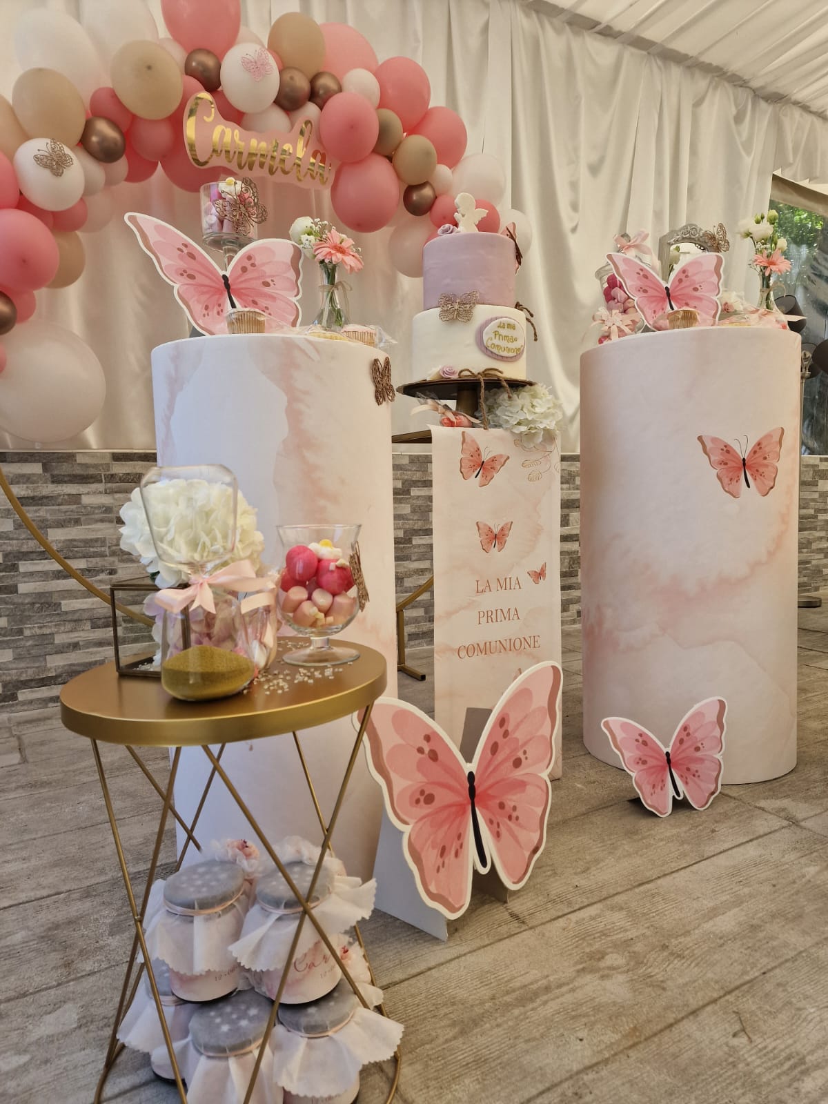 tavolo con sopra farfalle rosa e palloncini