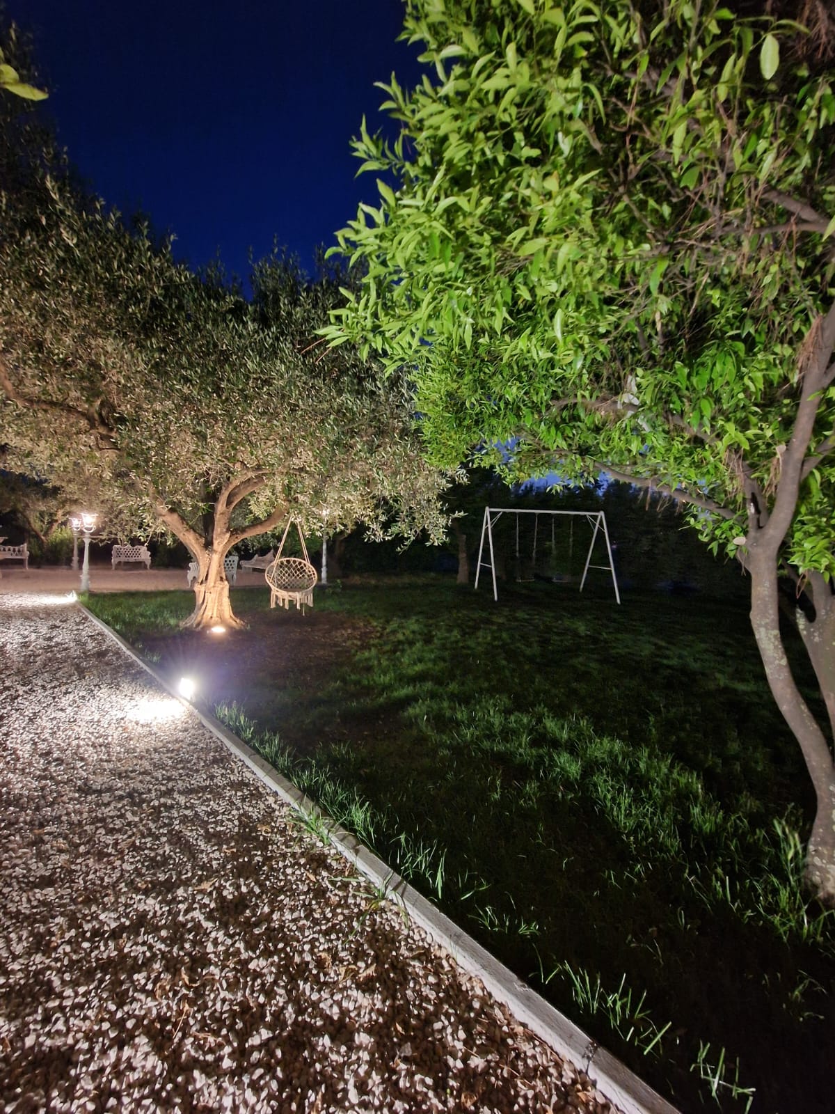un'altalena nel cortile di un ristorante