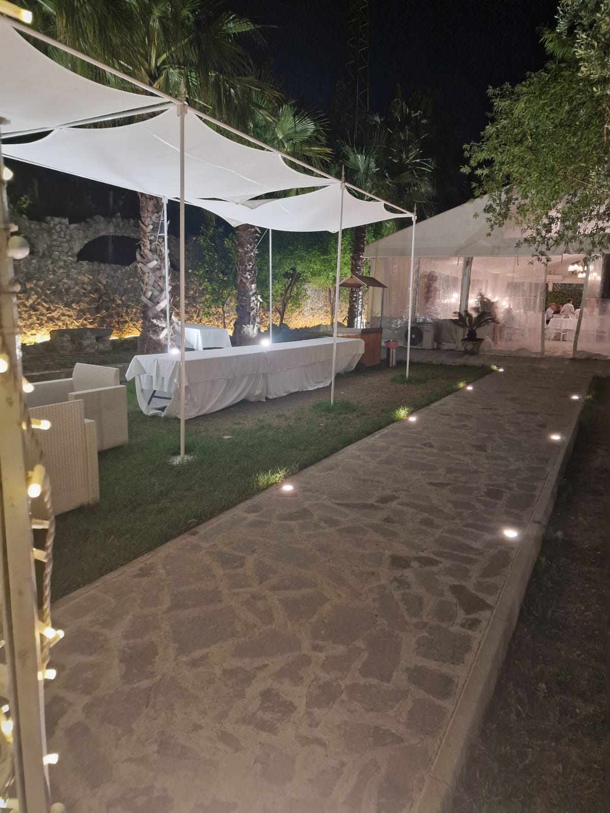 patio con tavoli e sedie bianche
