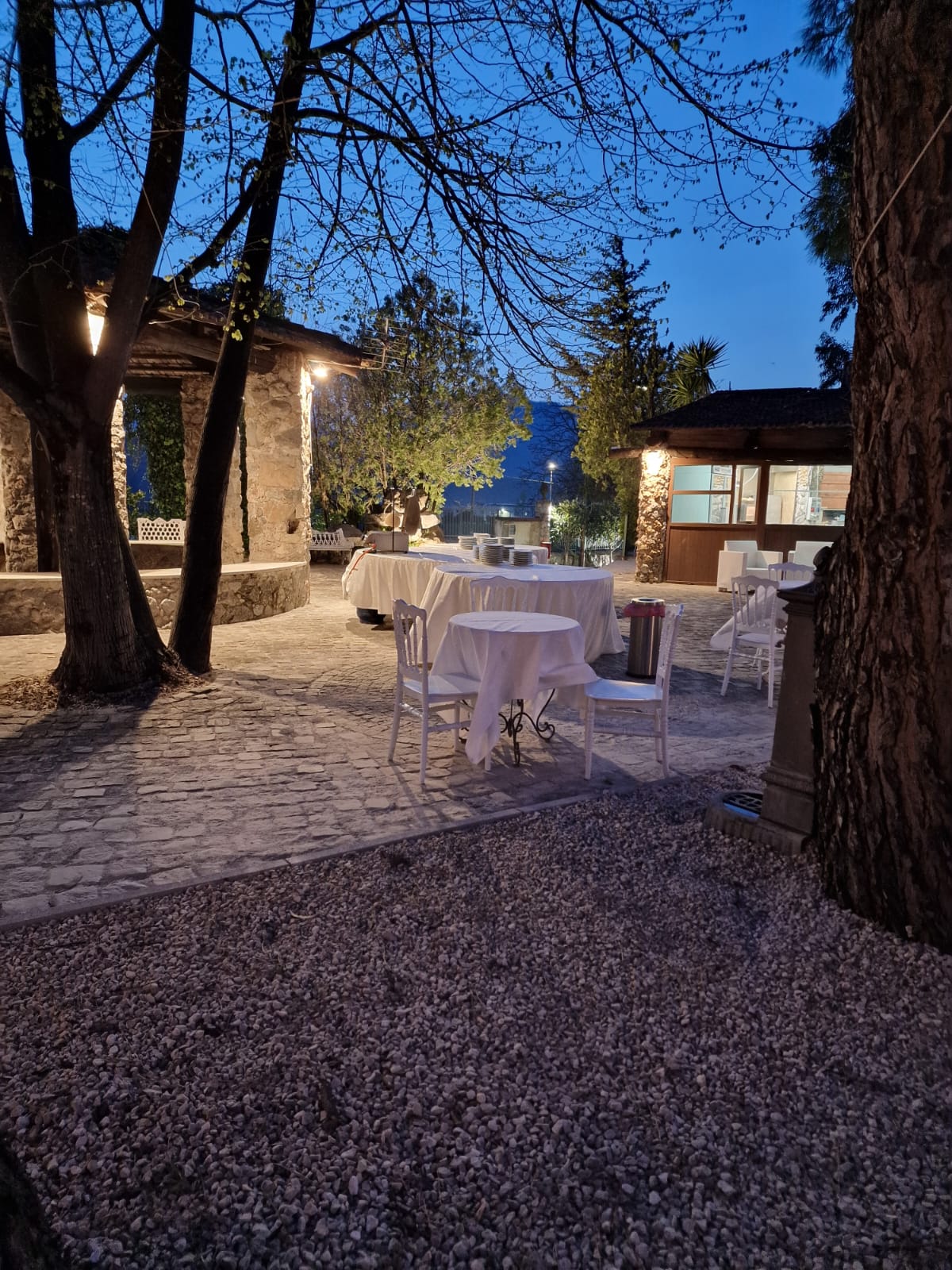 patio con tavoli e sedie allestiti per una cerimonia