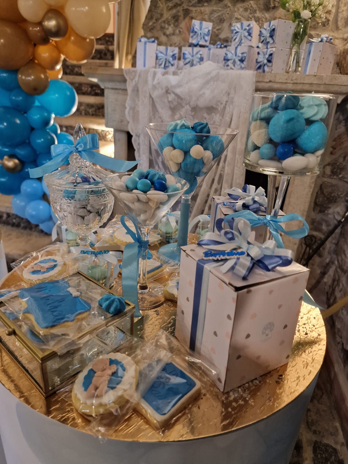 Un tavolo con tante decorazioni blu e bianche.