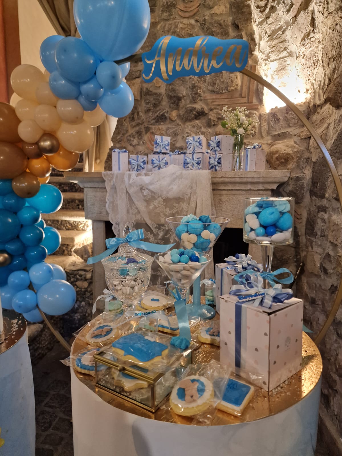 tavolo con palloncini, biscotti e regali sopra