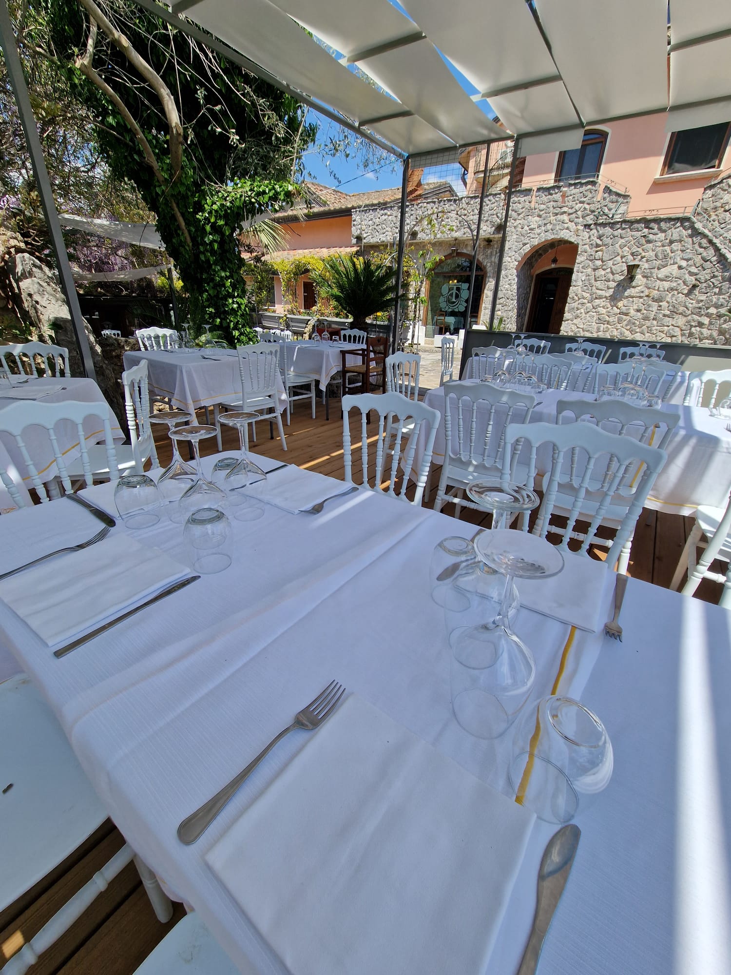 rstorante con tavoli e sedie allestiti per un pasto