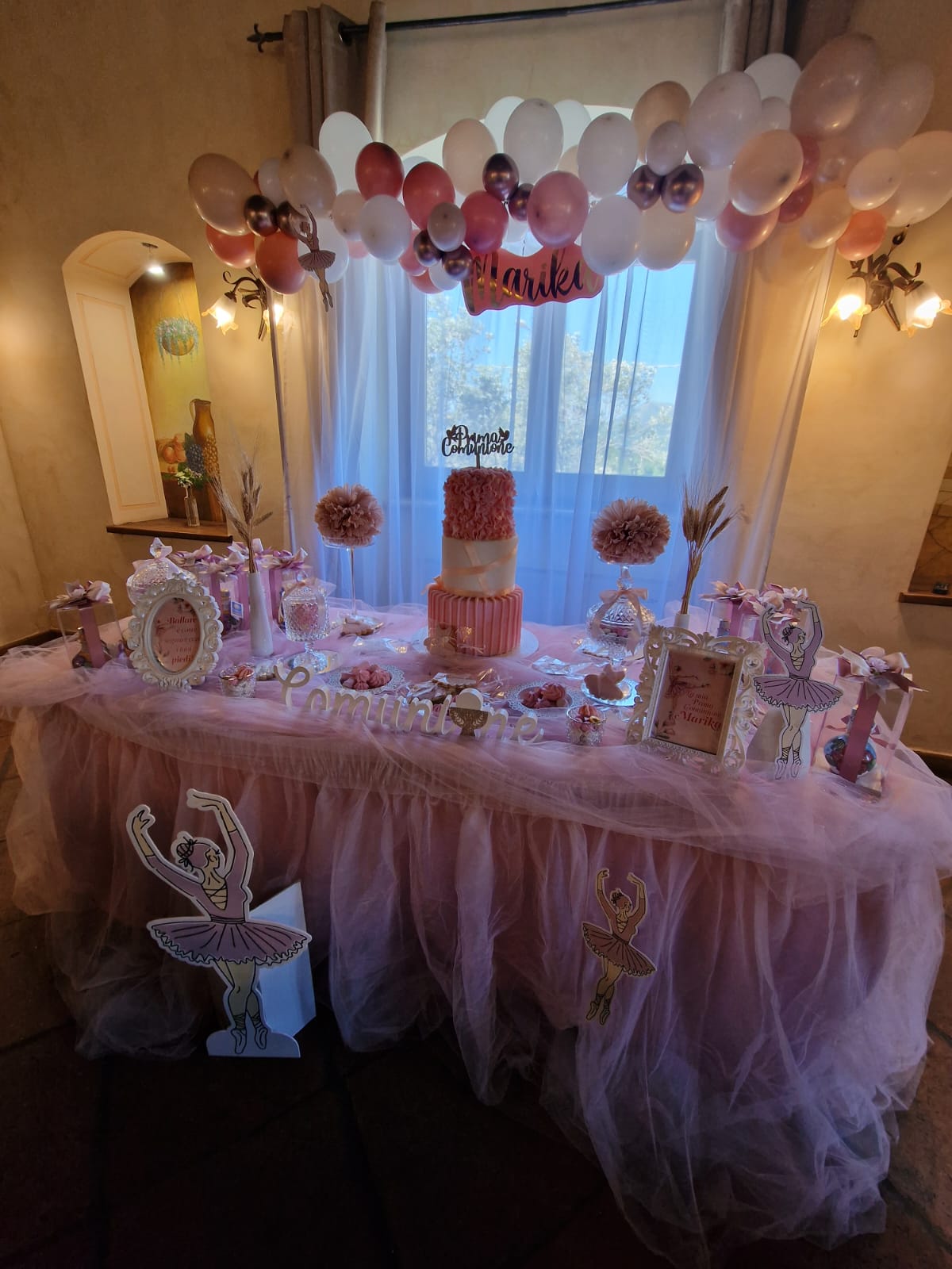 tavolo decorato per una festa di compleanno