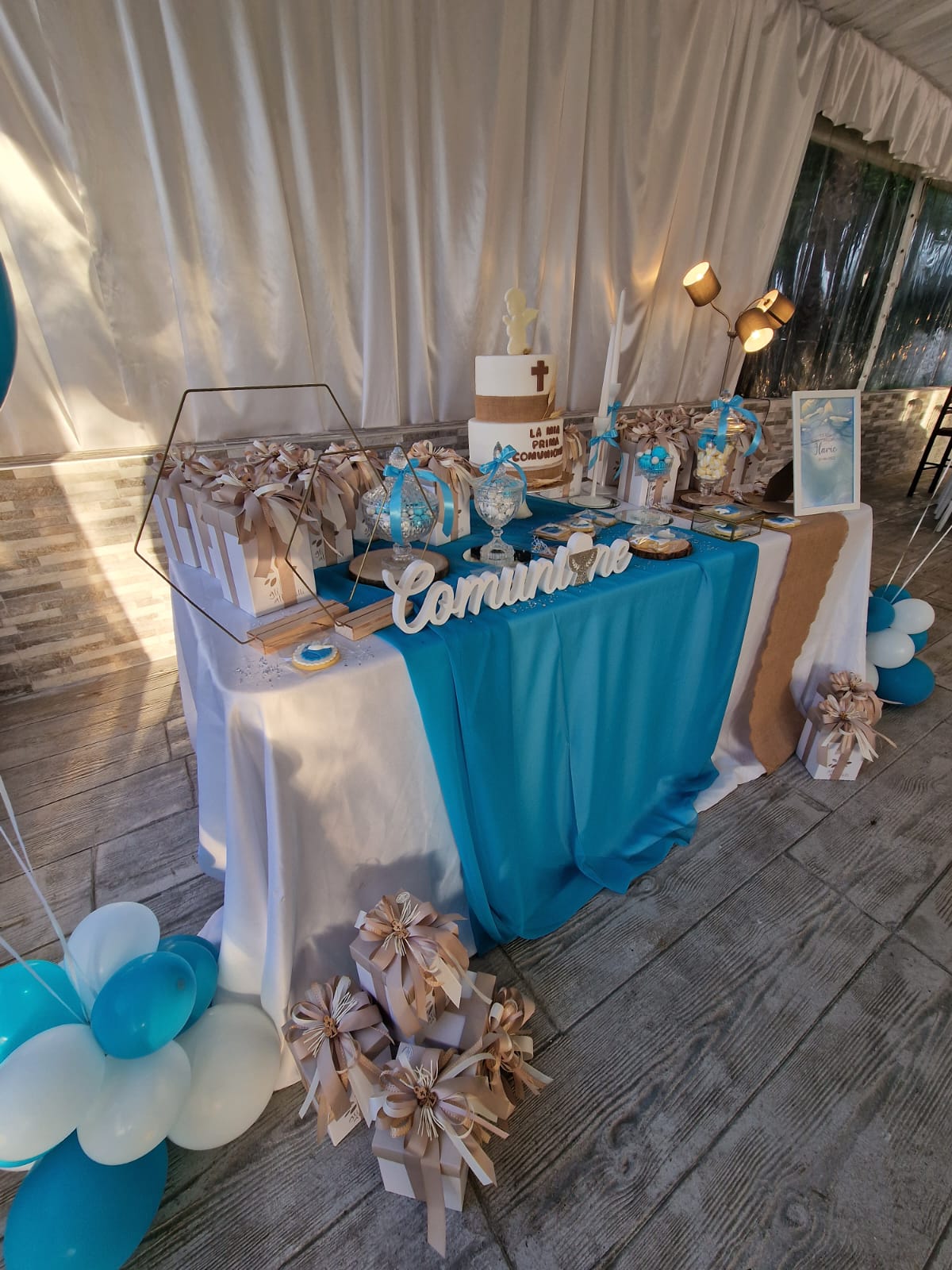 tavolo con una tovaglia blu e dei palloncini sopra