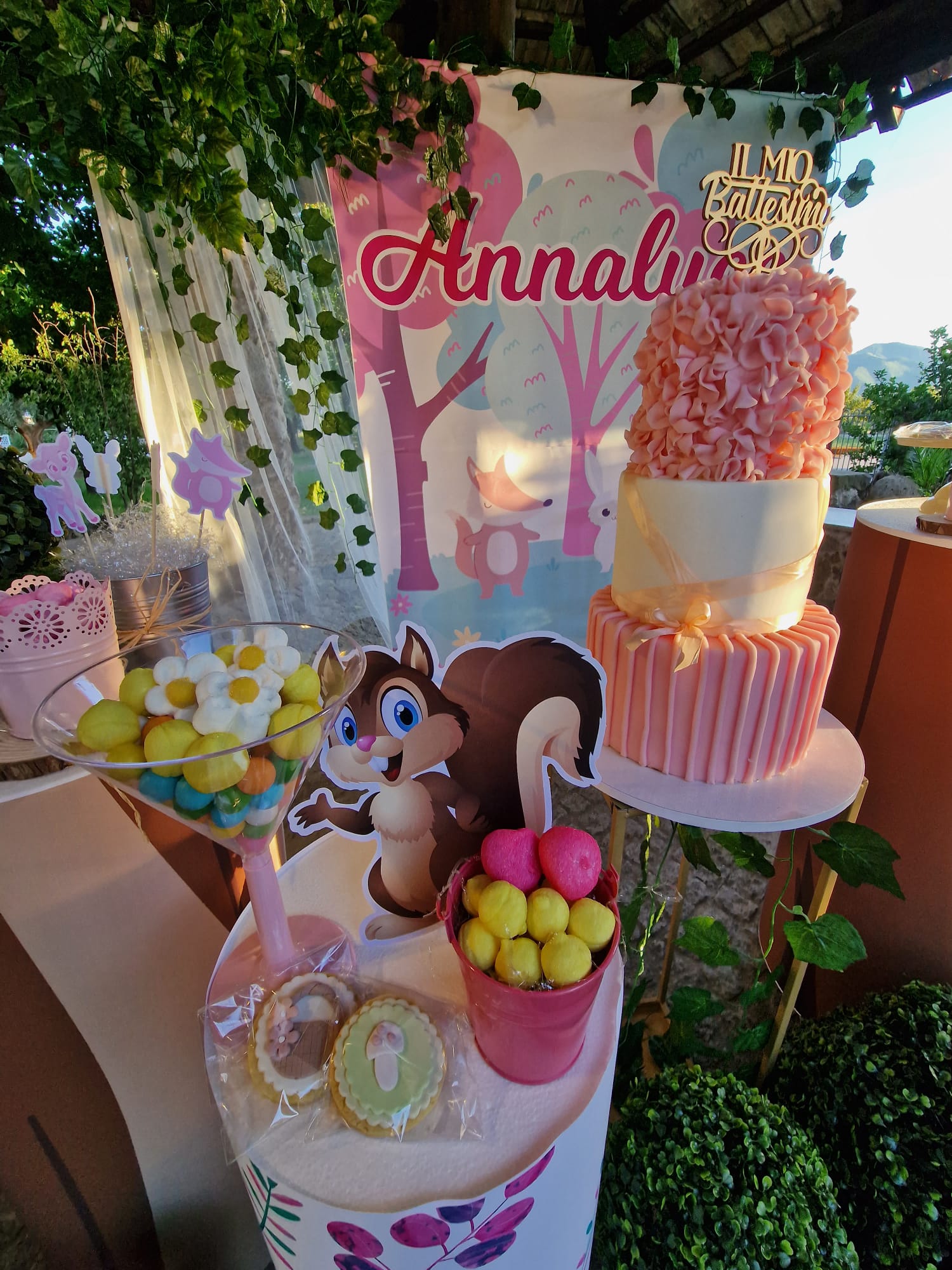 tavolo con  dolci e bomboniere per un battesimo