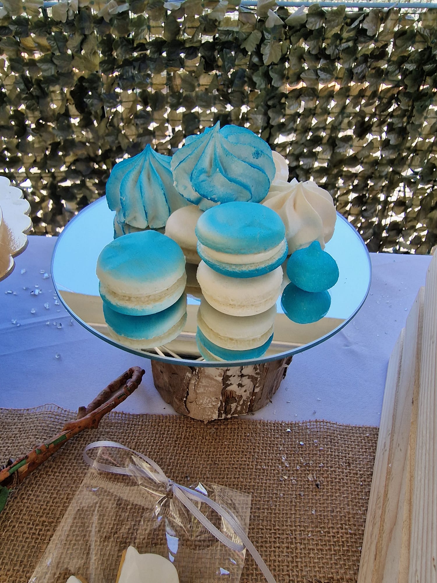 piatto di macarons blu e bianchi su un tavolo